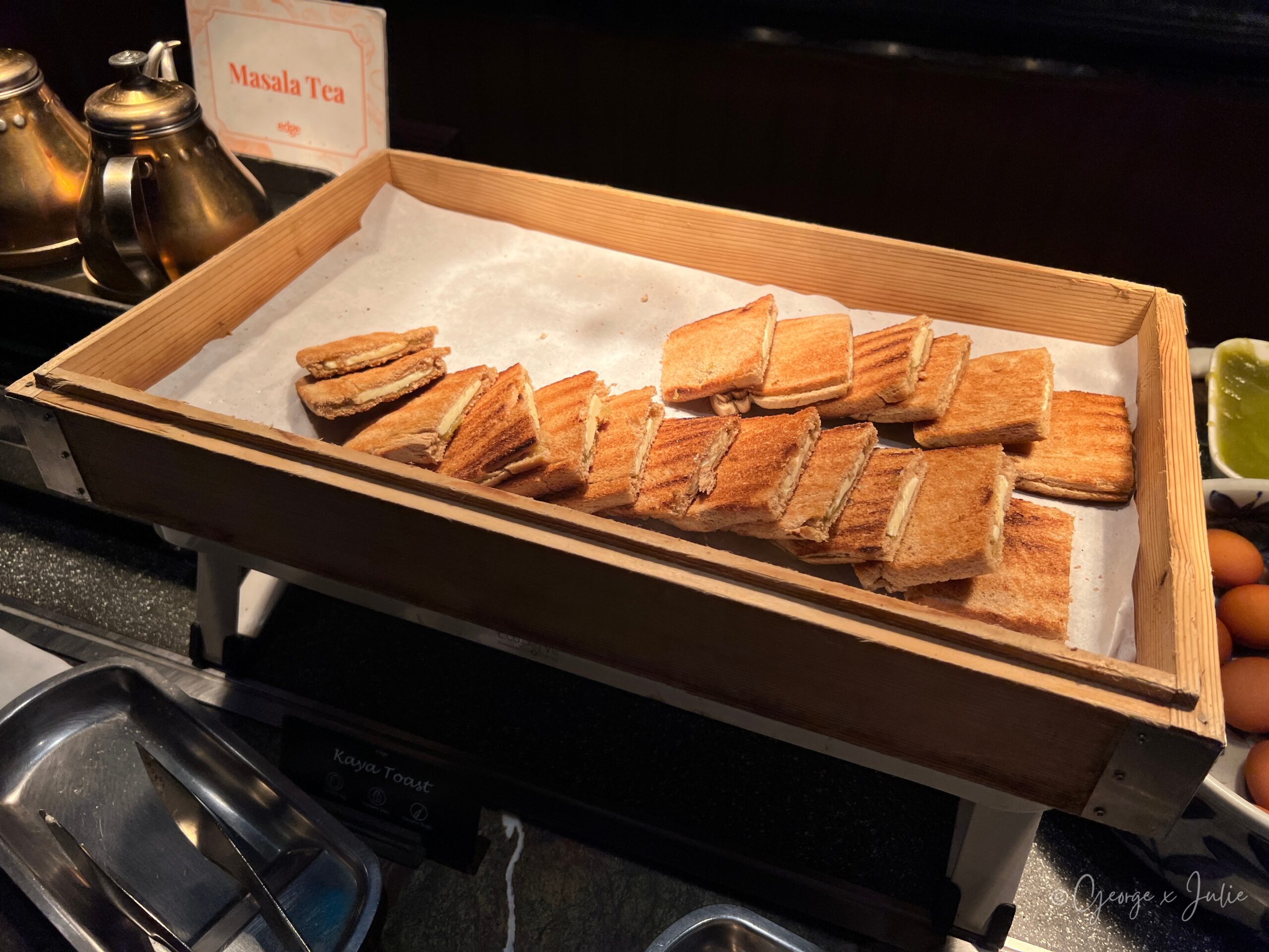 Edge 自助早餐的咖椰吐司與 Masala Tea
